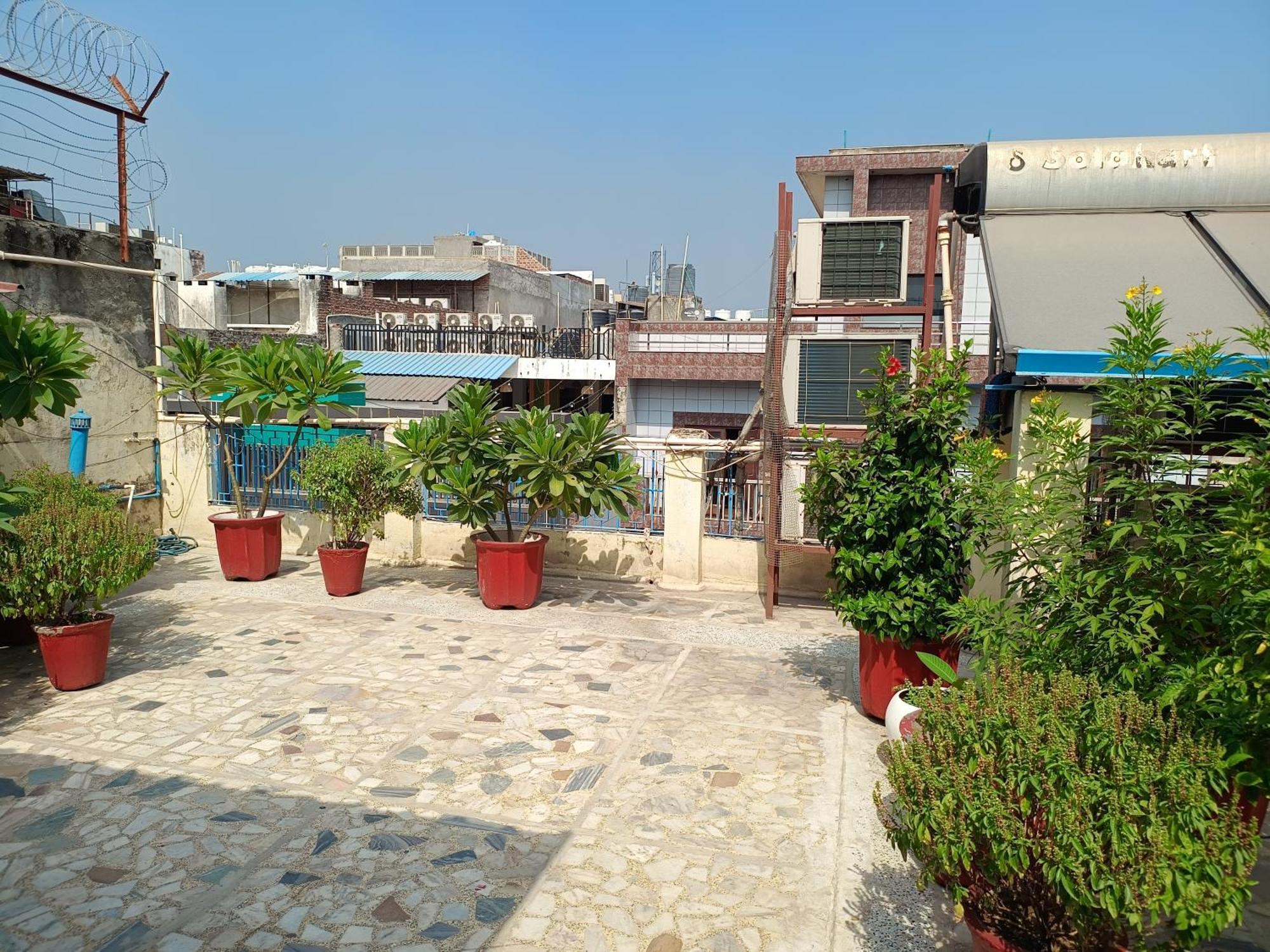 Hotel Majors Den New Delhi Bagian luar foto