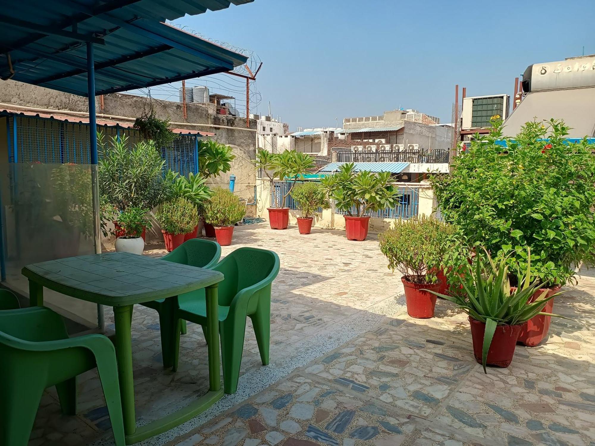 Hotel Majors Den New Delhi Bagian luar foto