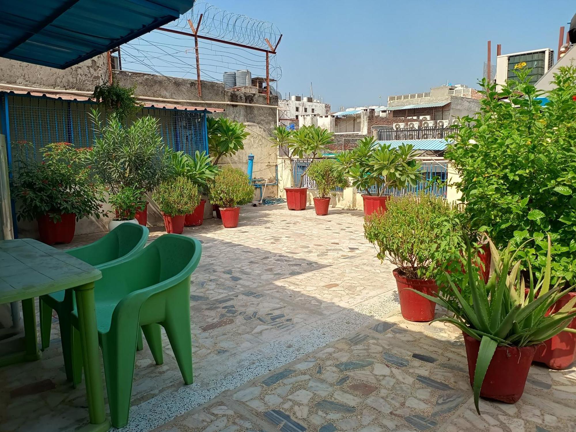 Hotel Majors Den New Delhi Bagian luar foto