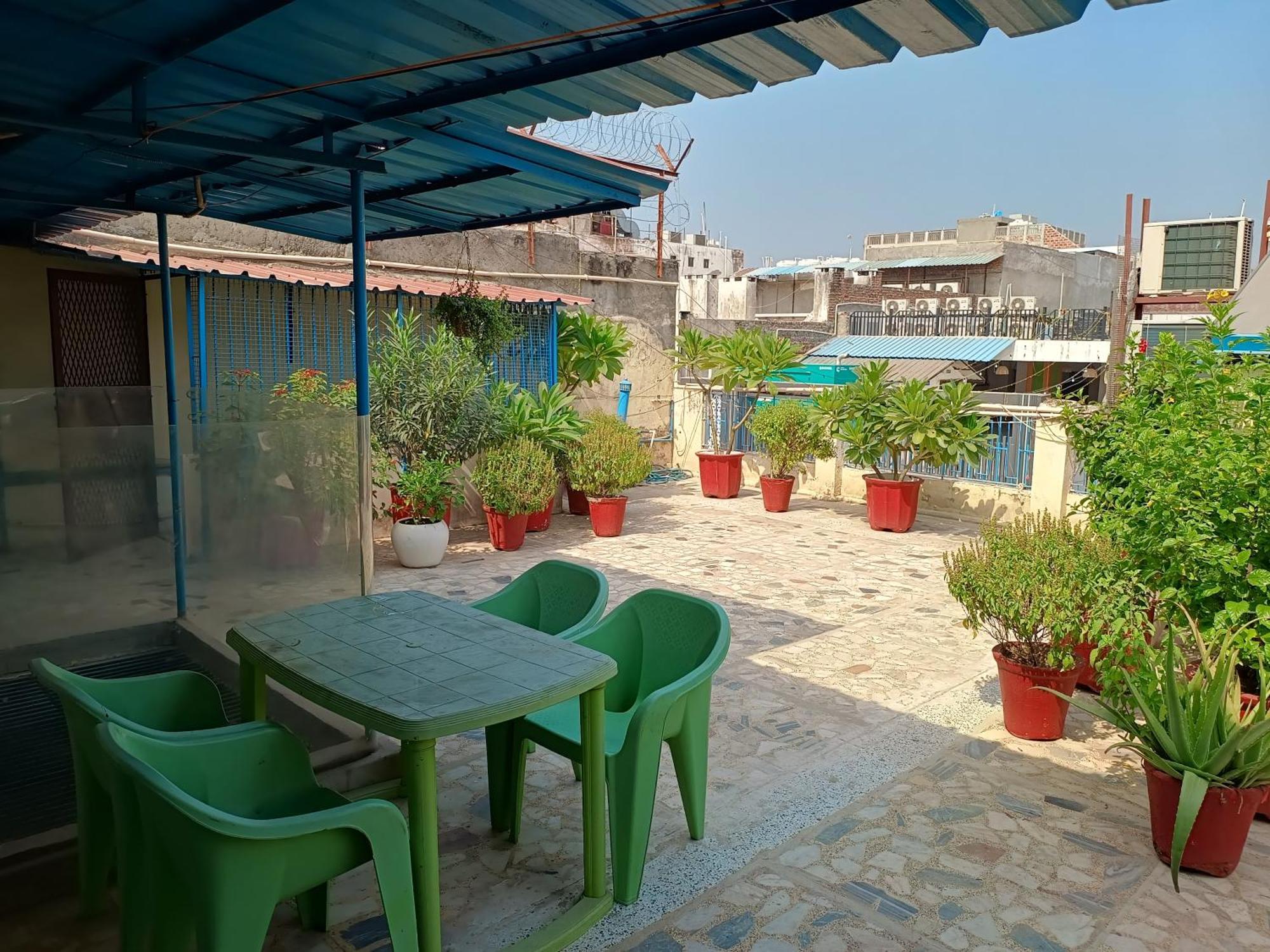 Hotel Majors Den New Delhi Bagian luar foto