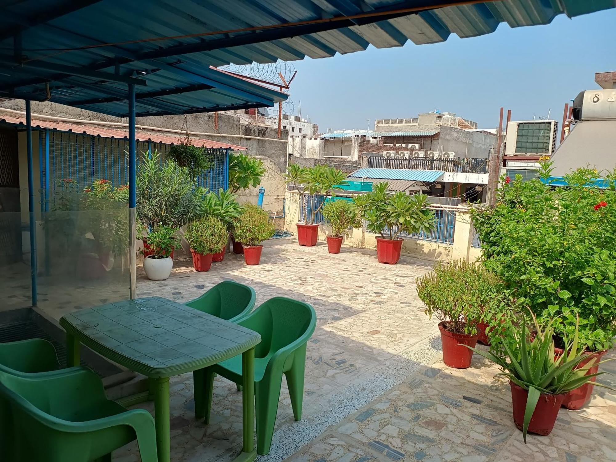 Hotel Majors Den New Delhi Bagian luar foto