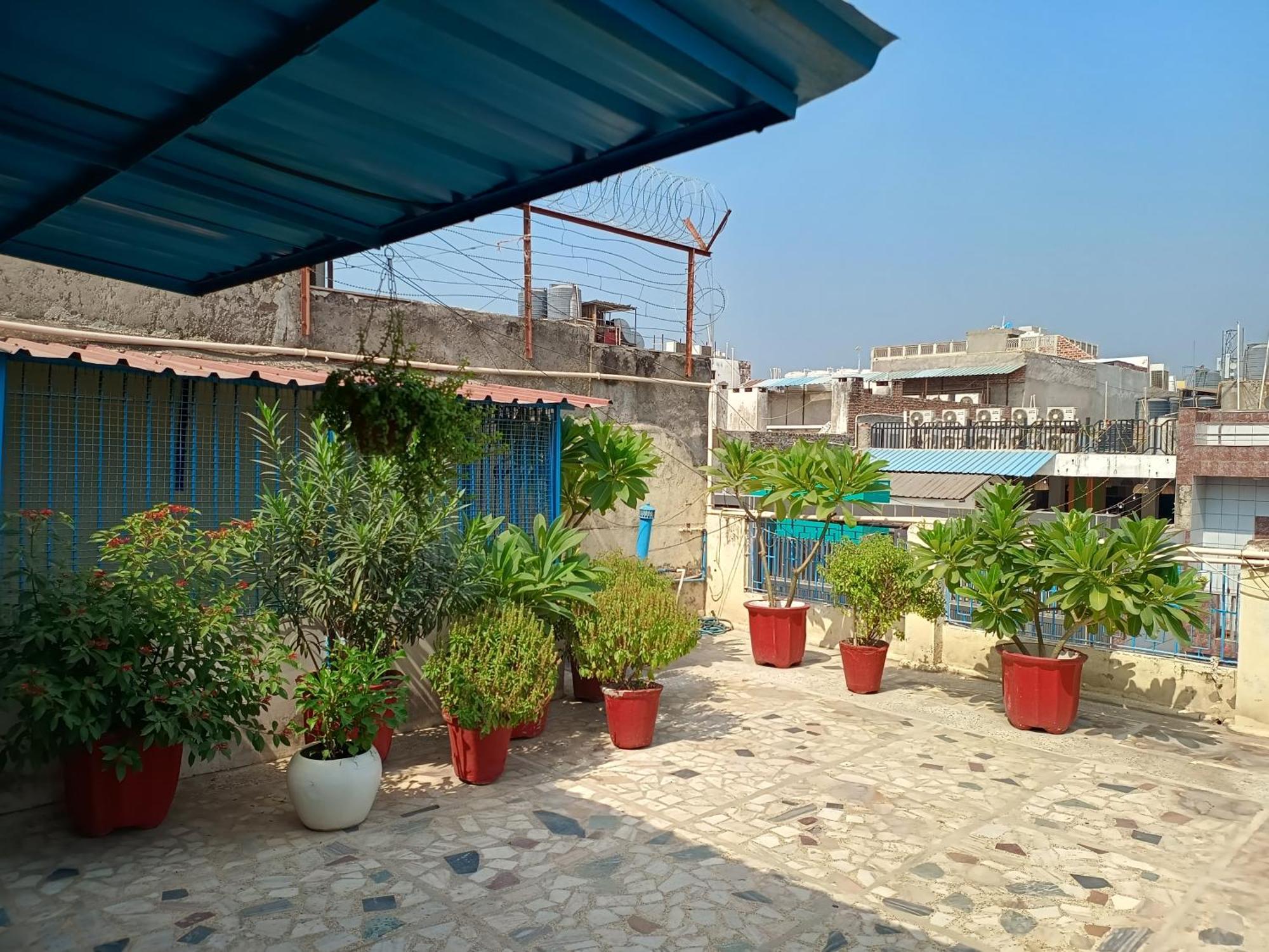 Hotel Majors Den New Delhi Bagian luar foto