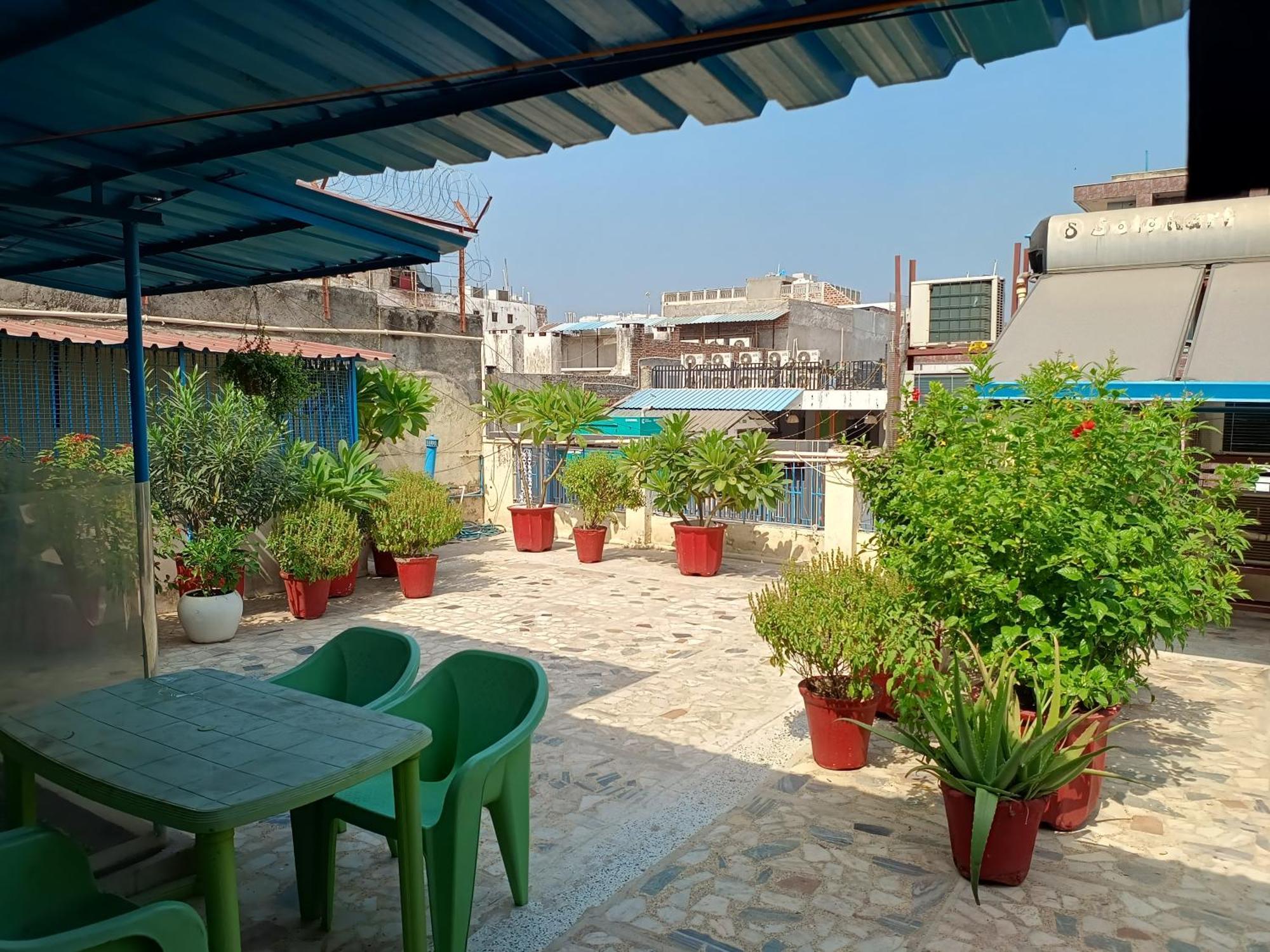 Hotel Majors Den New Delhi Bagian luar foto