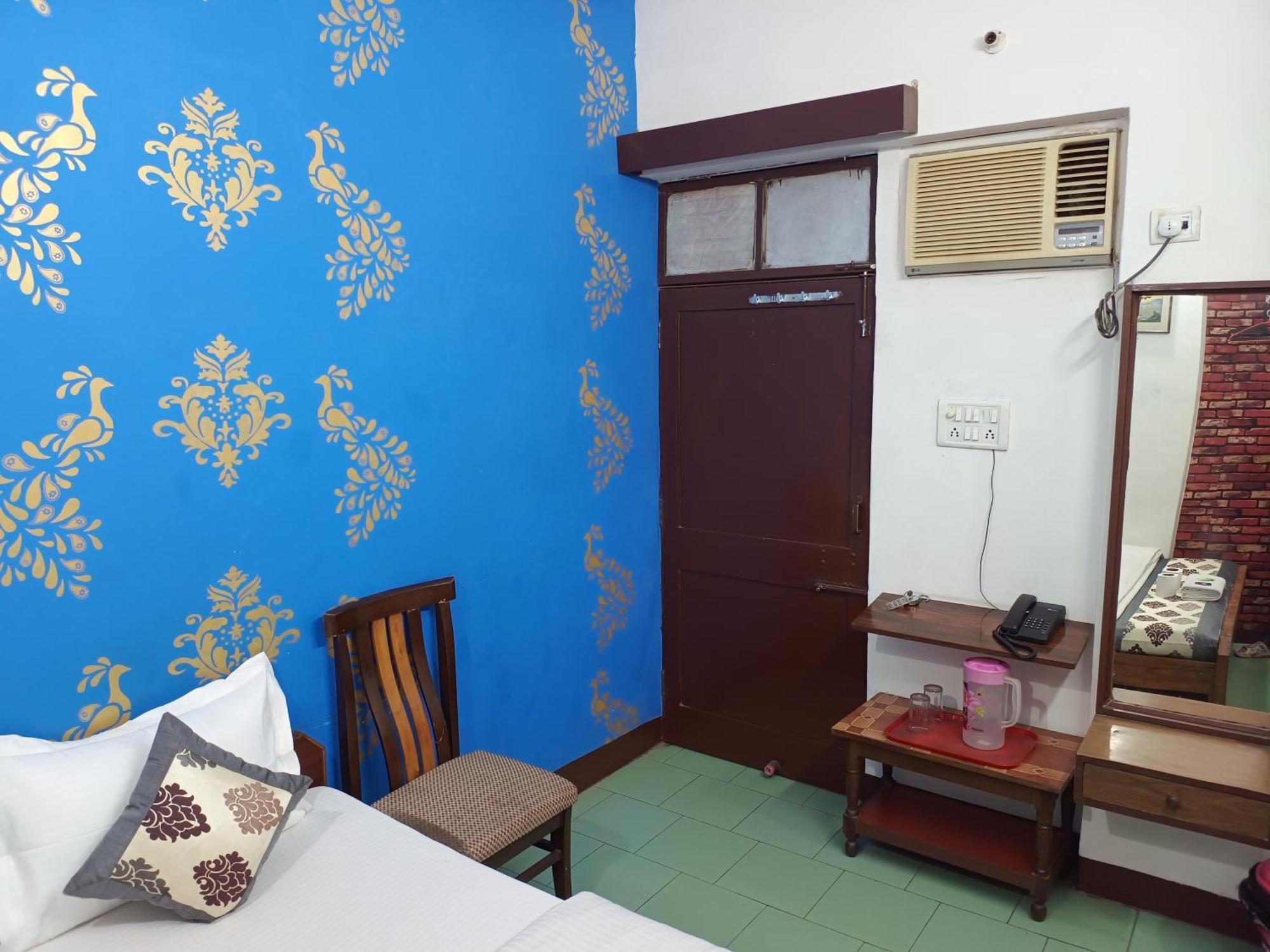 Hotel Majors Den New Delhi Bagian luar foto