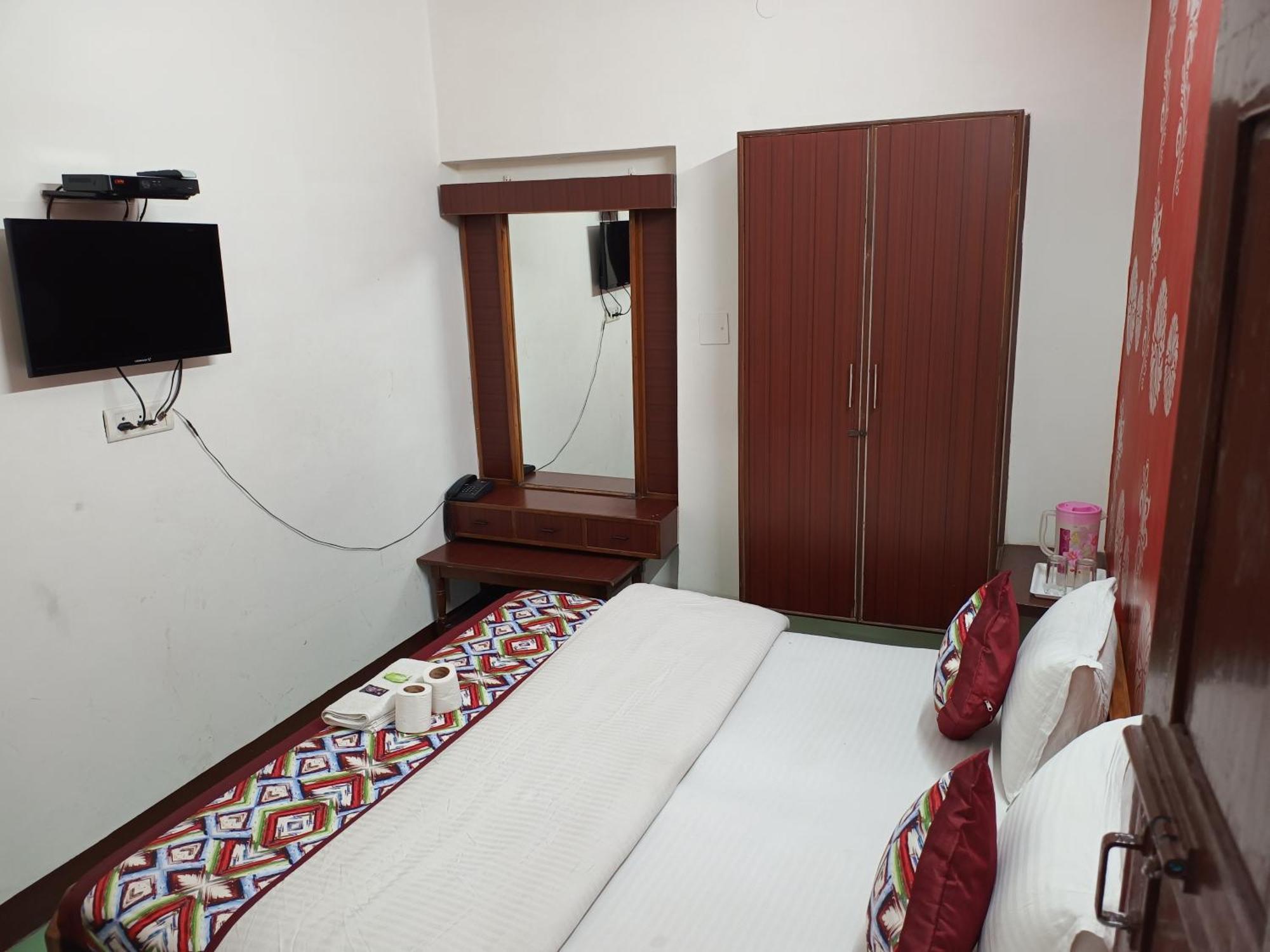 Hotel Majors Den New Delhi Bagian luar foto