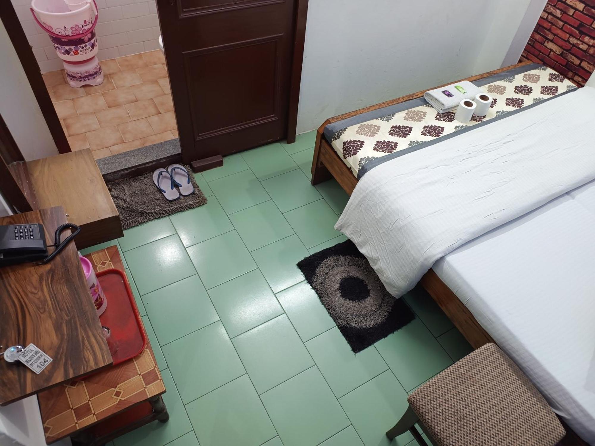 Hotel Majors Den New Delhi Bagian luar foto