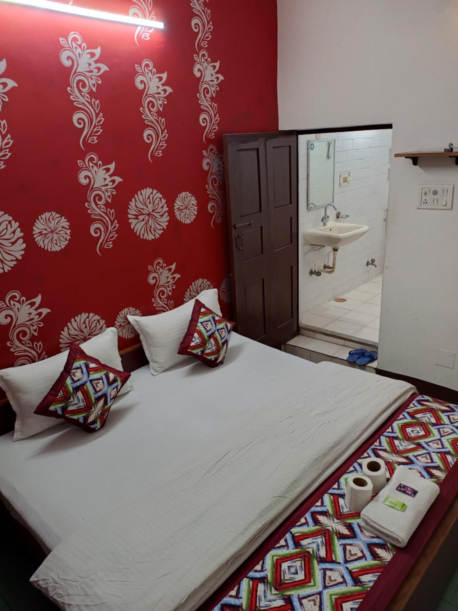 Hotel Majors Den New Delhi Bagian luar foto