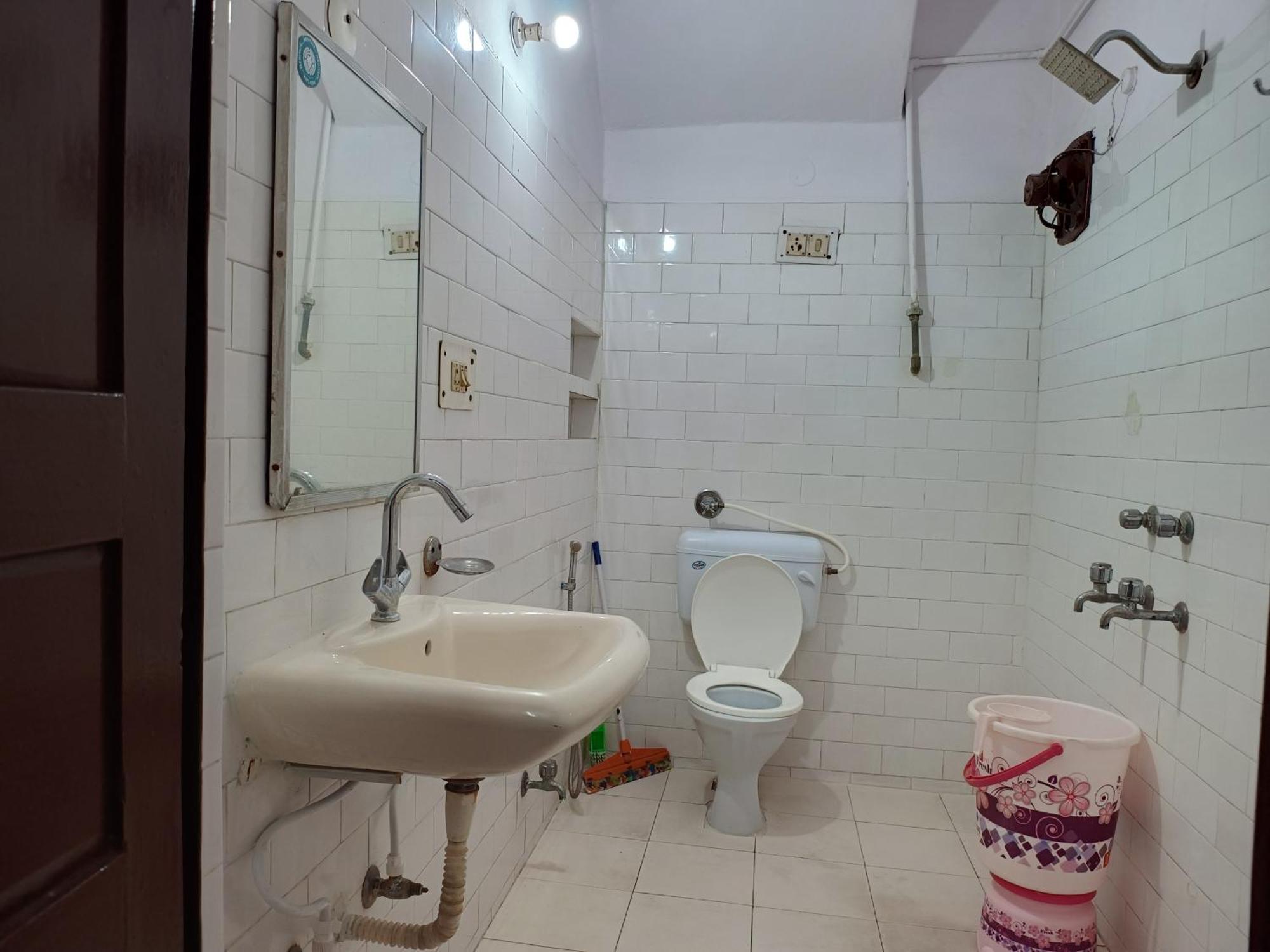Hotel Majors Den New Delhi Bagian luar foto
