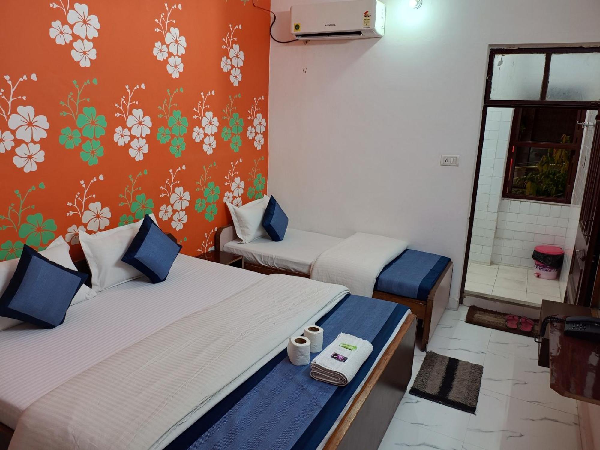 Hotel Majors Den New Delhi Bagian luar foto