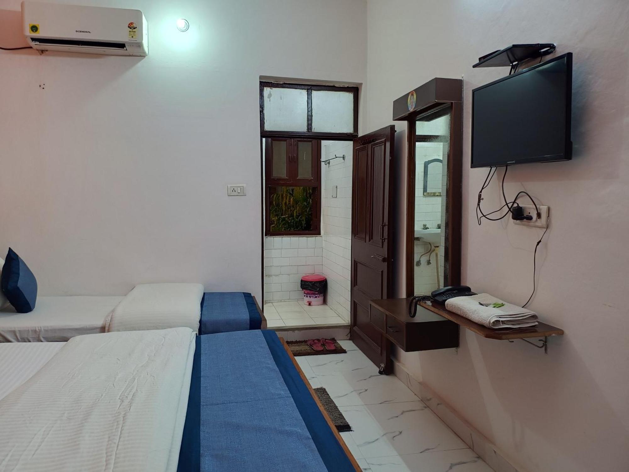 Hotel Majors Den New Delhi Bagian luar foto