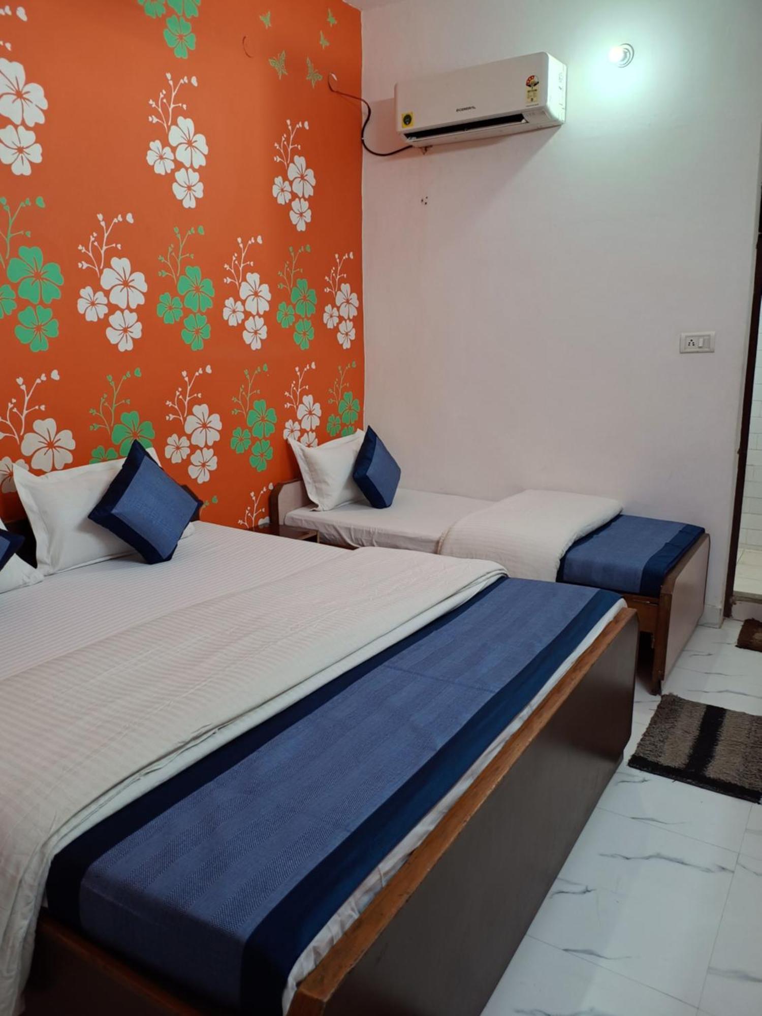 Hotel Majors Den New Delhi Bagian luar foto