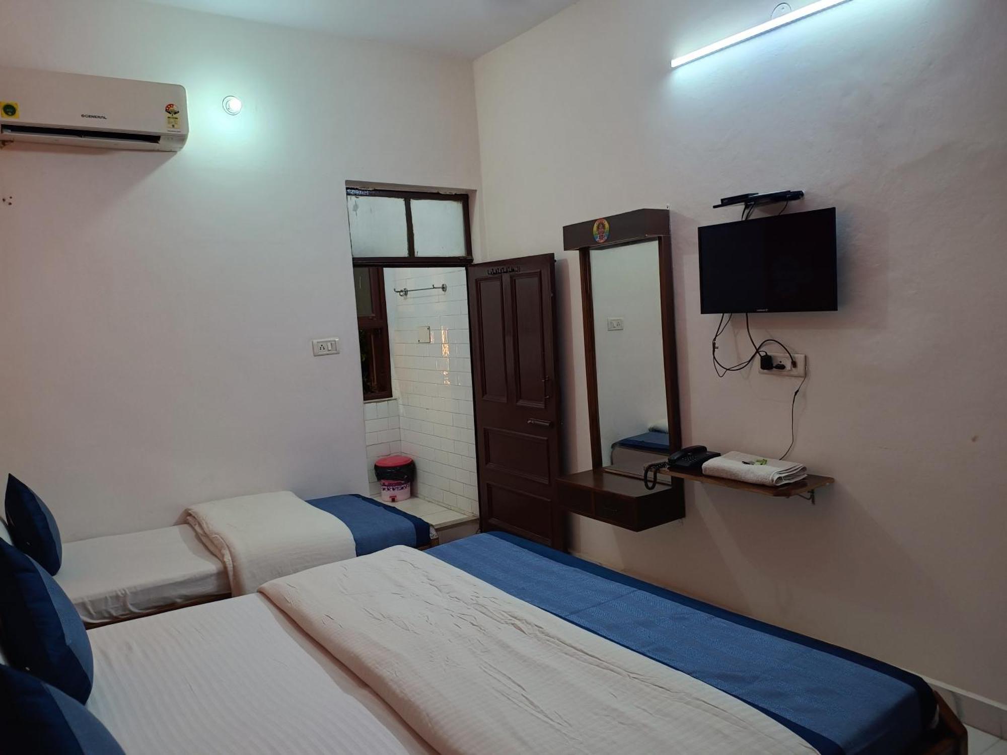 Hotel Majors Den New Delhi Bagian luar foto