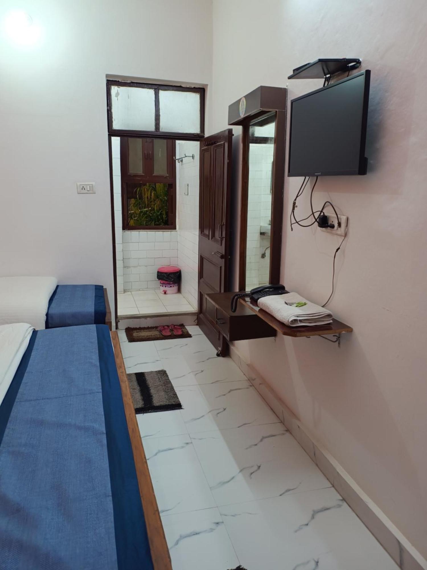 Hotel Majors Den New Delhi Bagian luar foto