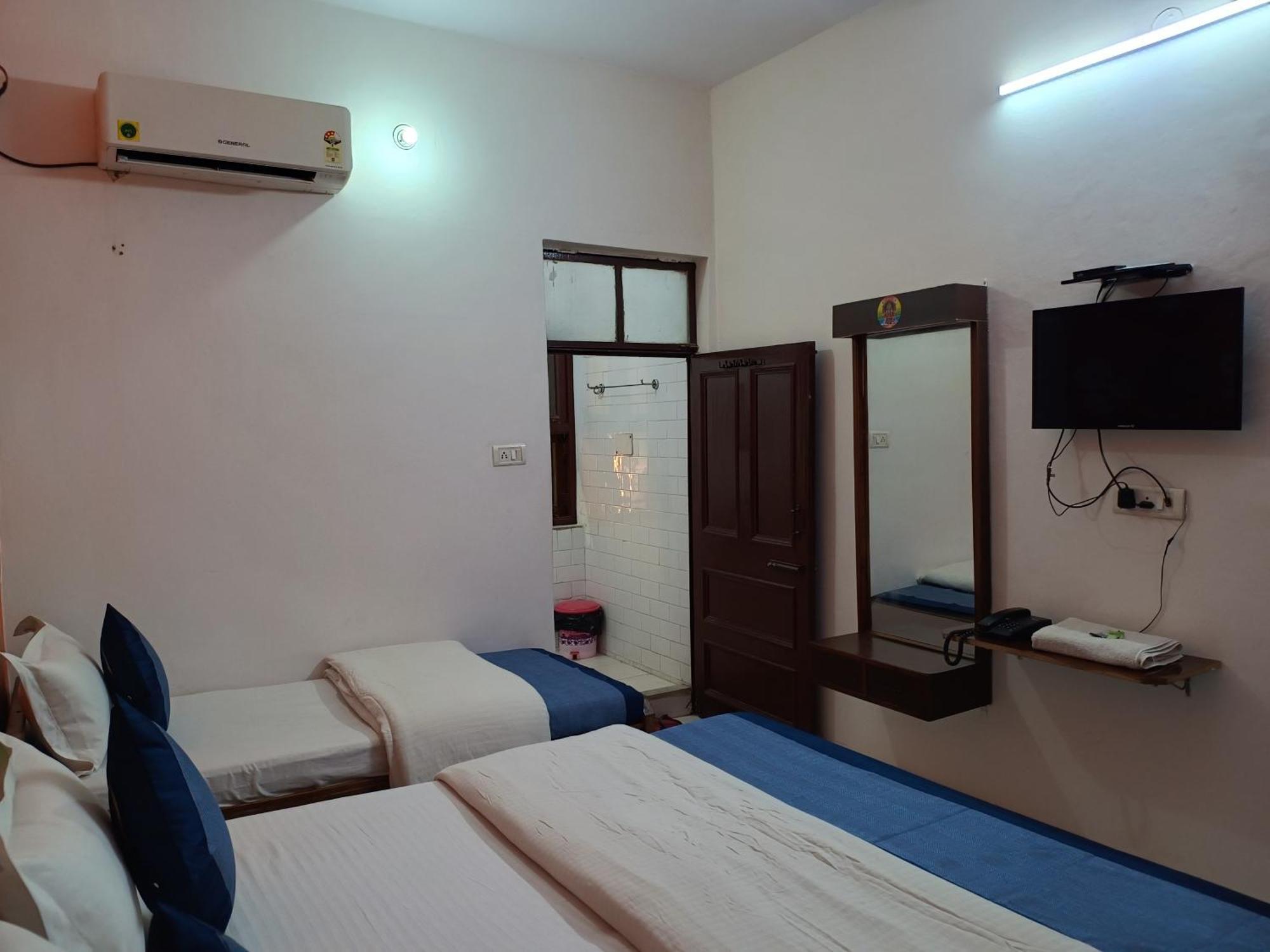 Hotel Majors Den New Delhi Bagian luar foto