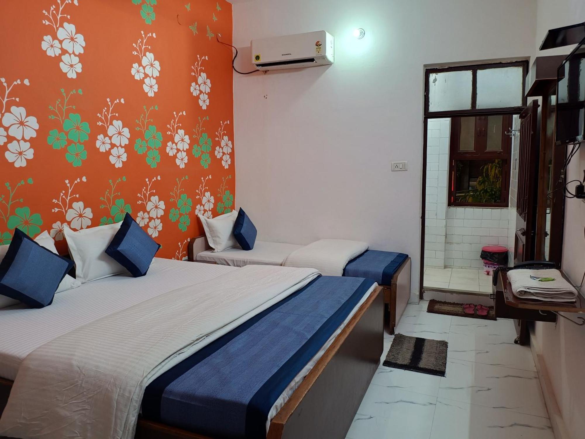 Hotel Majors Den New Delhi Bagian luar foto