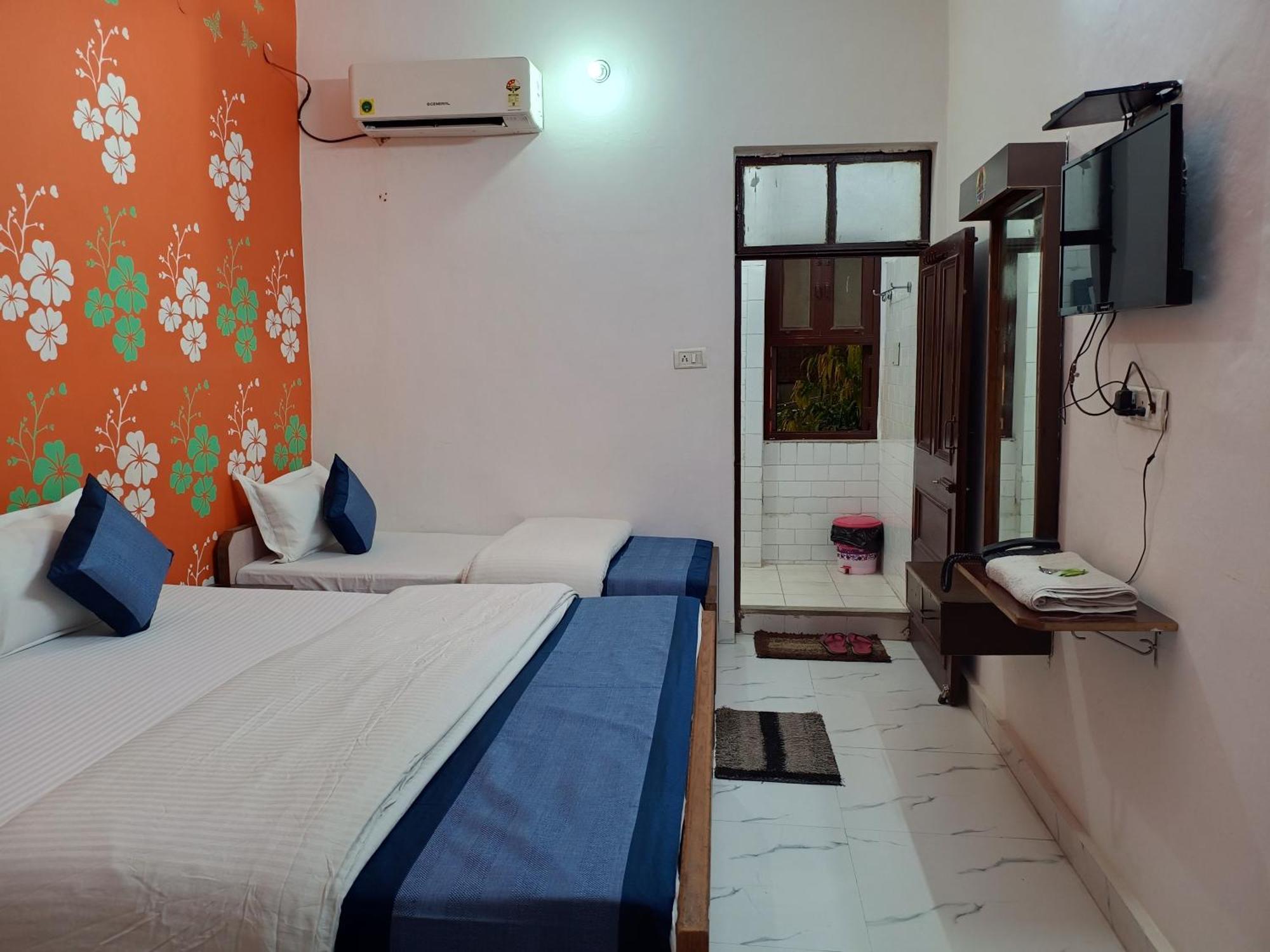 Hotel Majors Den New Delhi Bagian luar foto