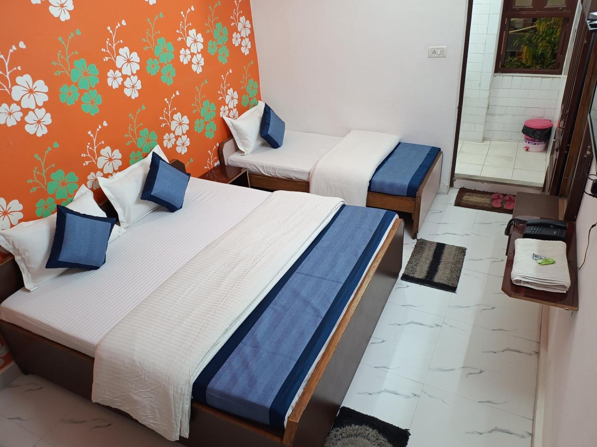 Hotel Majors Den New Delhi Bagian luar foto