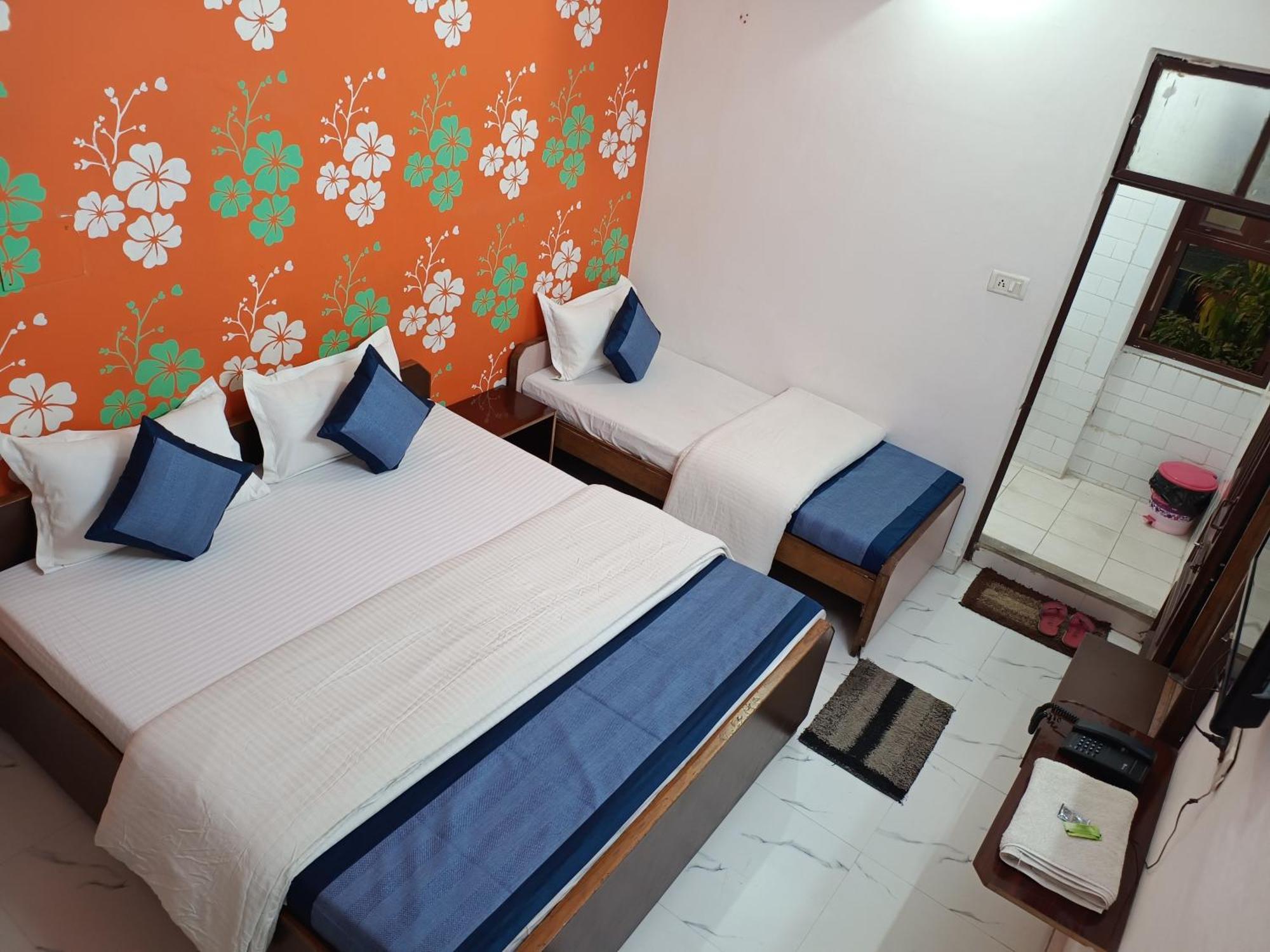 Hotel Majors Den New Delhi Bagian luar foto