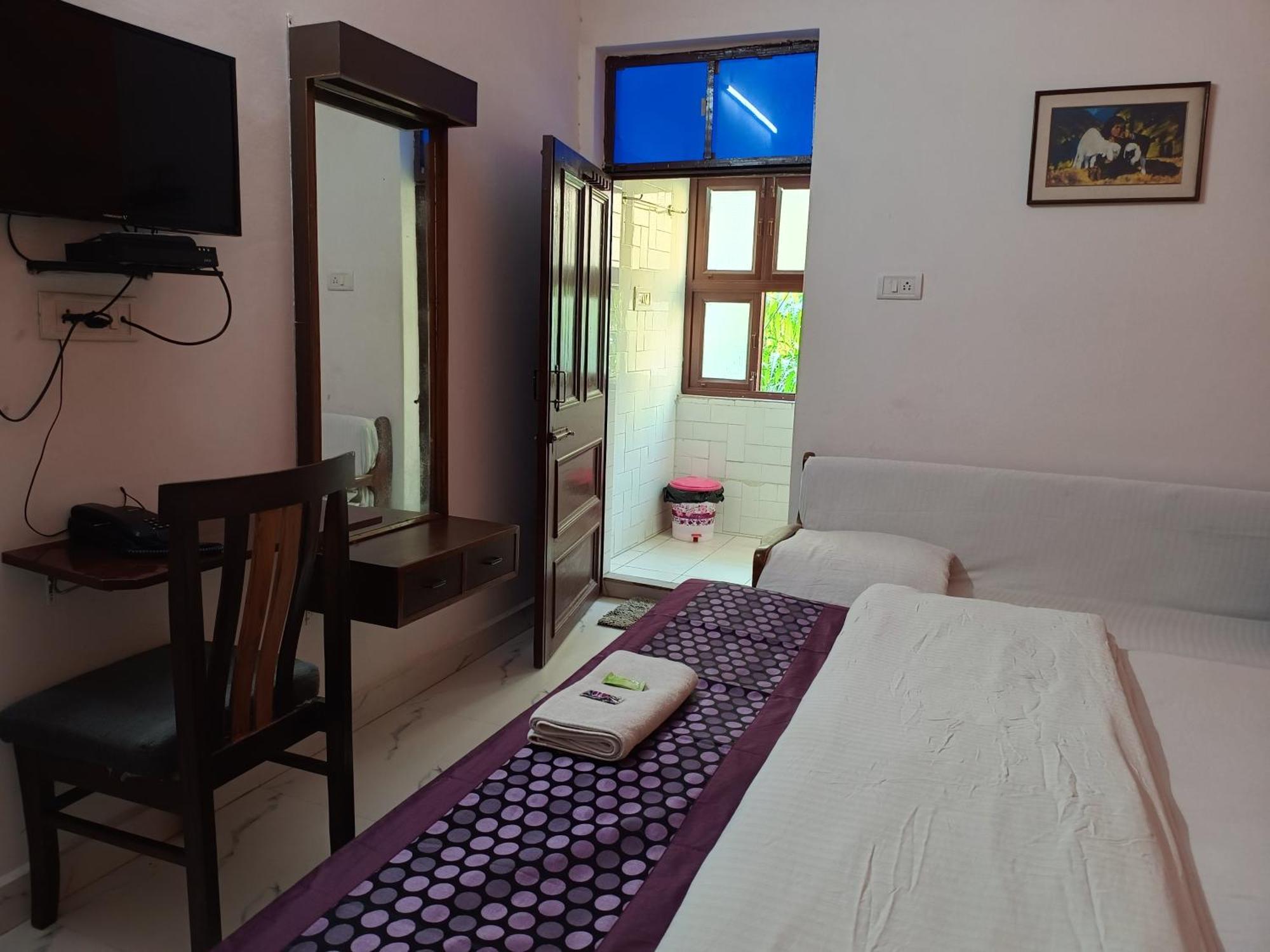 Hotel Majors Den New Delhi Bagian luar foto