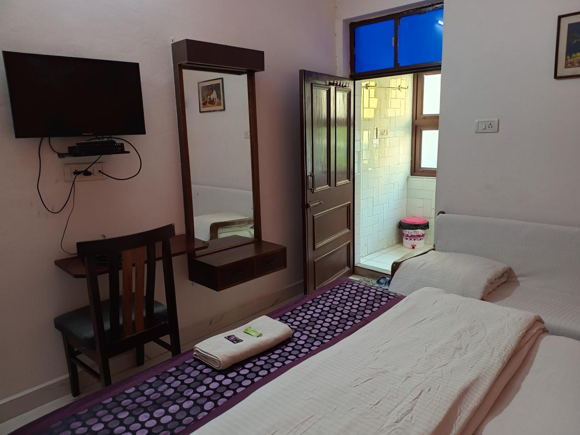 Hotel Majors Den New Delhi Bagian luar foto