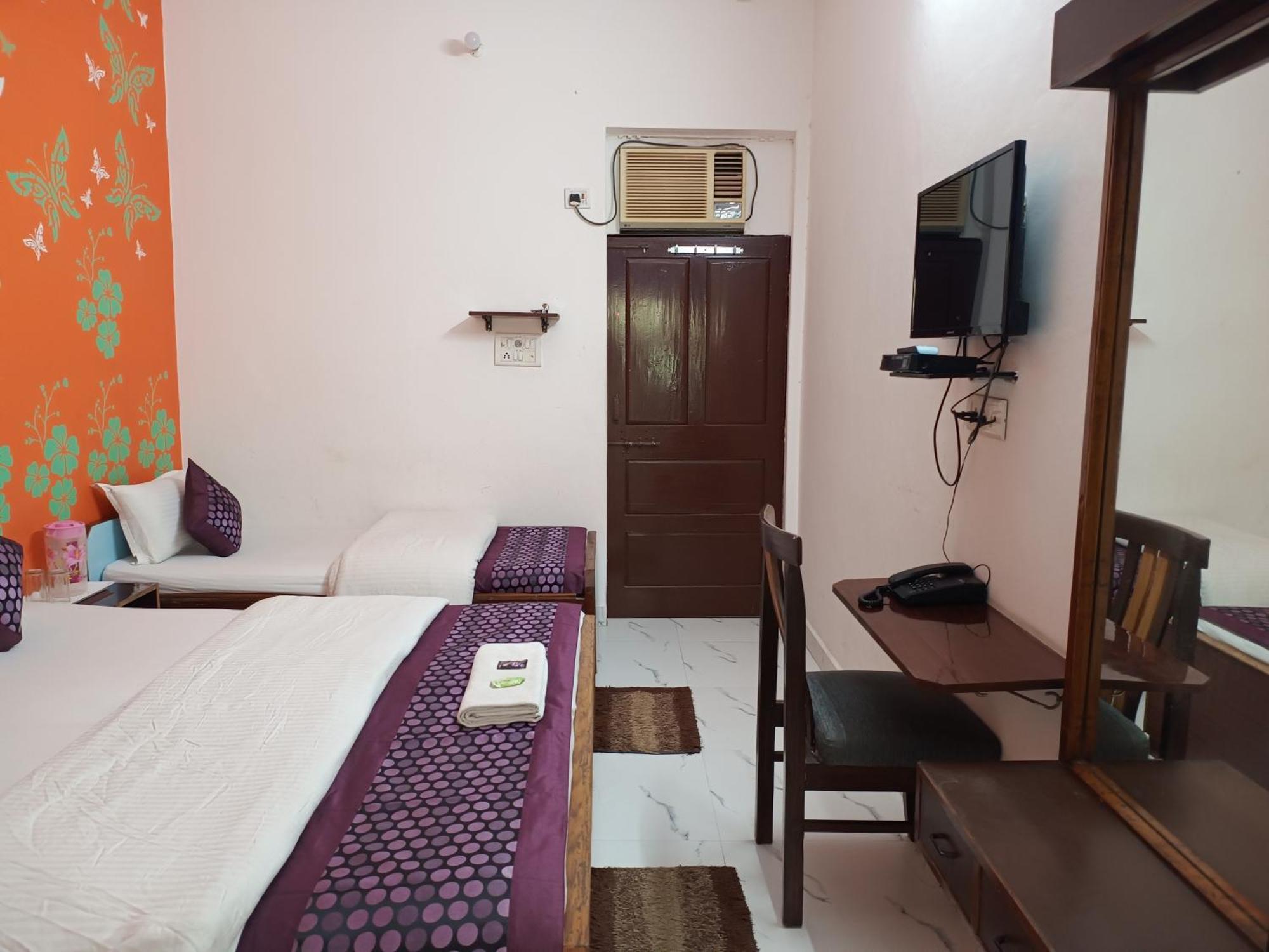 Hotel Majors Den New Delhi Bagian luar foto