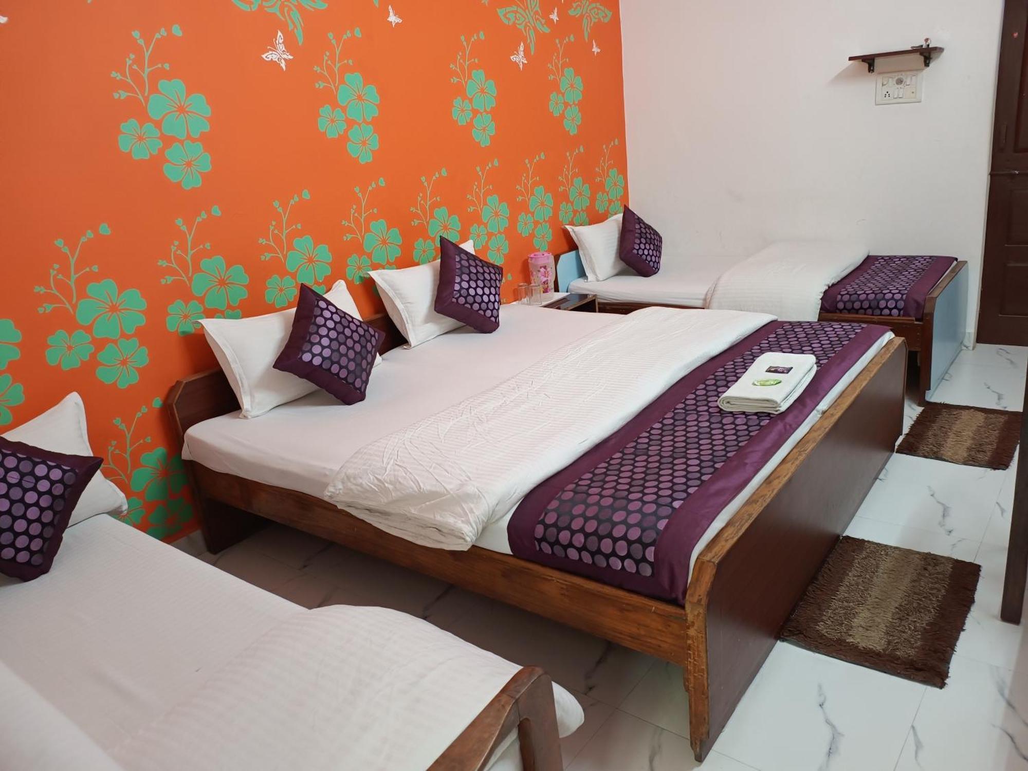 Hotel Majors Den New Delhi Bagian luar foto