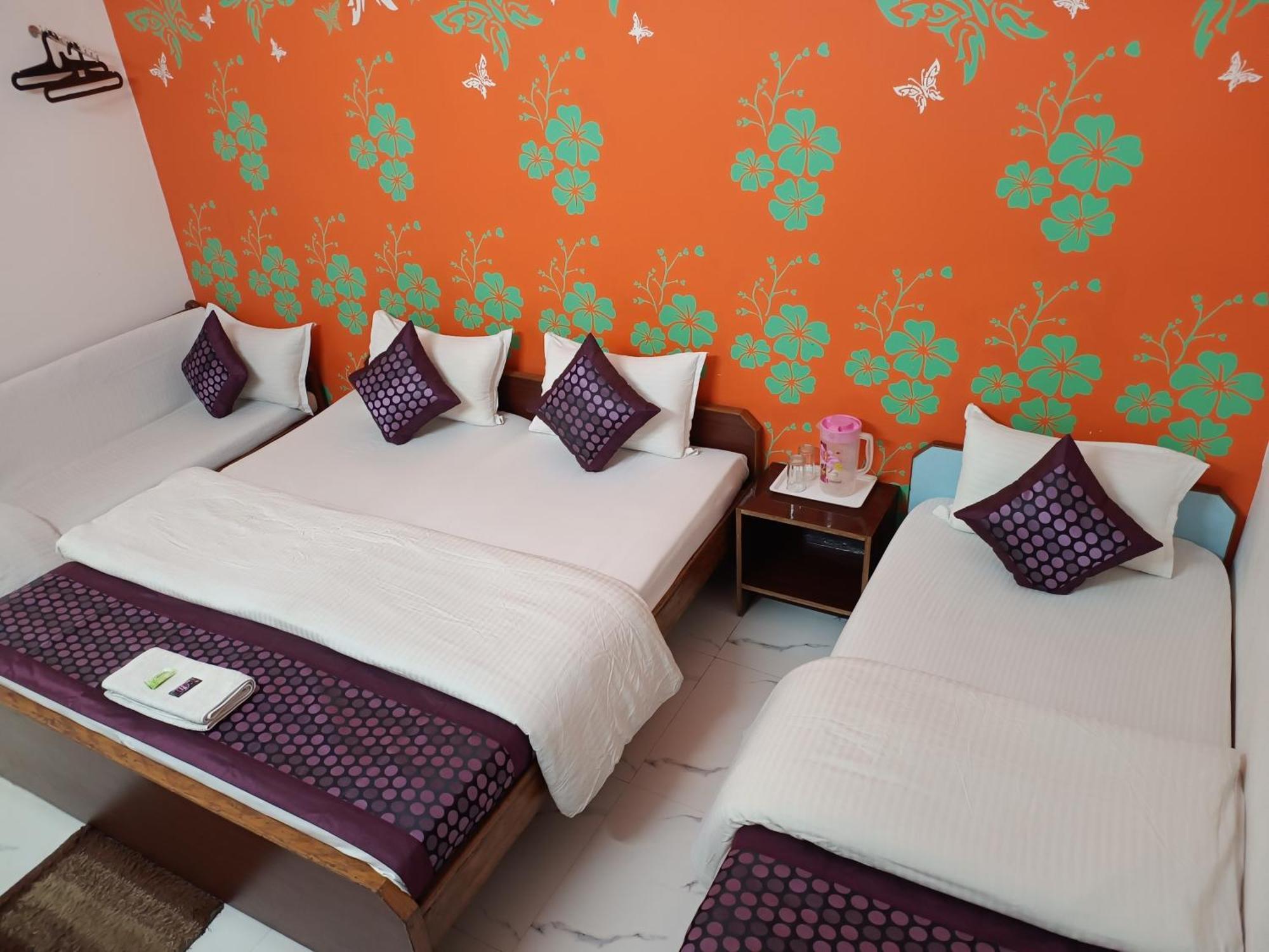 Hotel Majors Den New Delhi Bagian luar foto