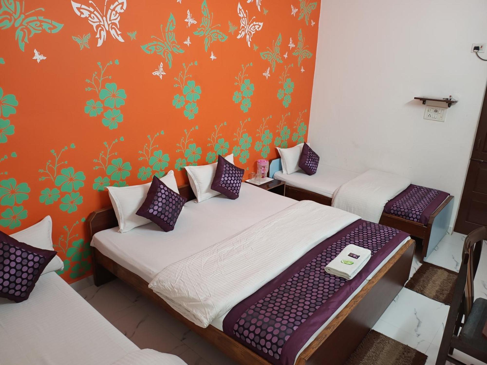 Hotel Majors Den New Delhi Bagian luar foto