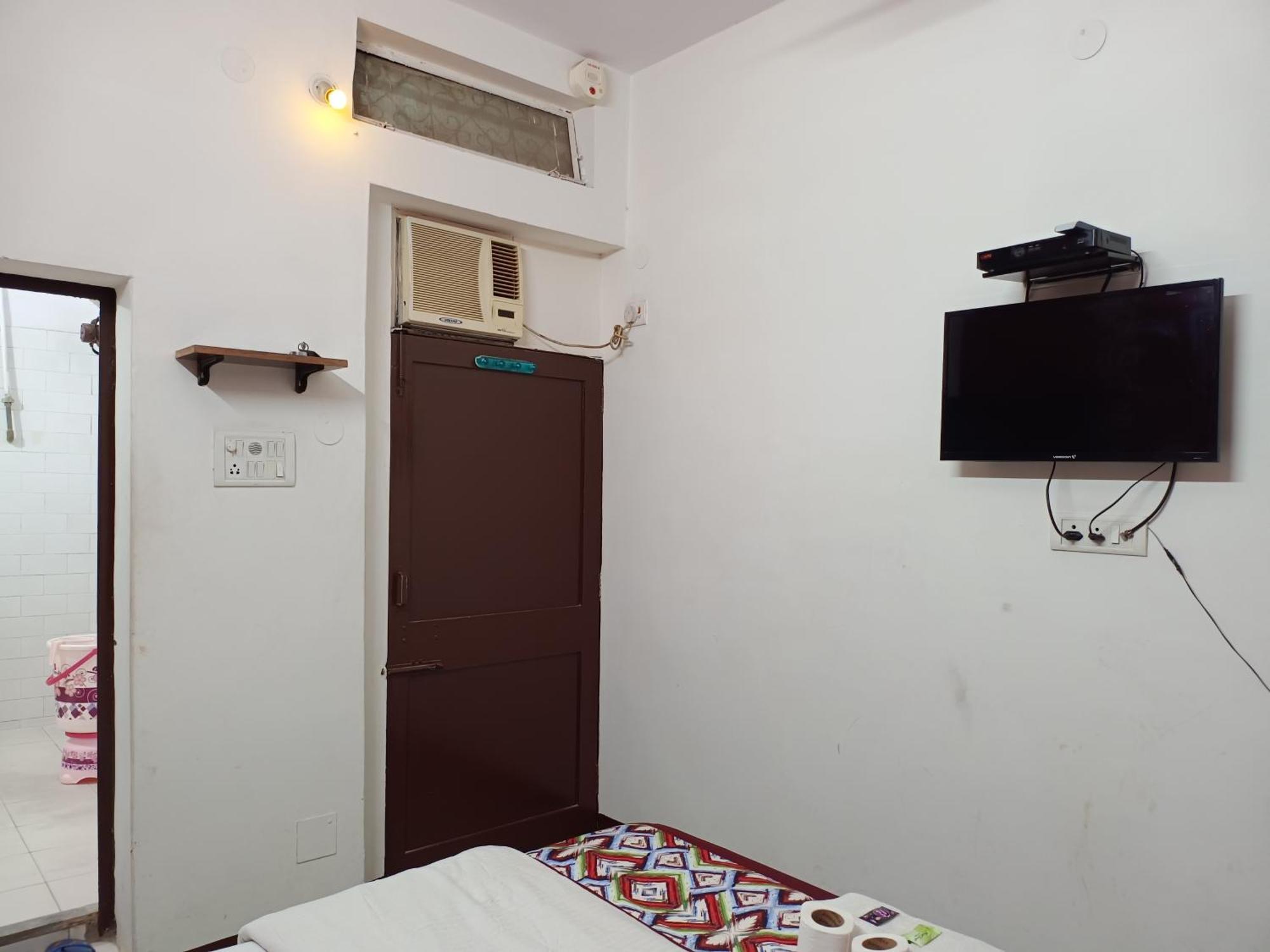 Hotel Majors Den New Delhi Bagian luar foto