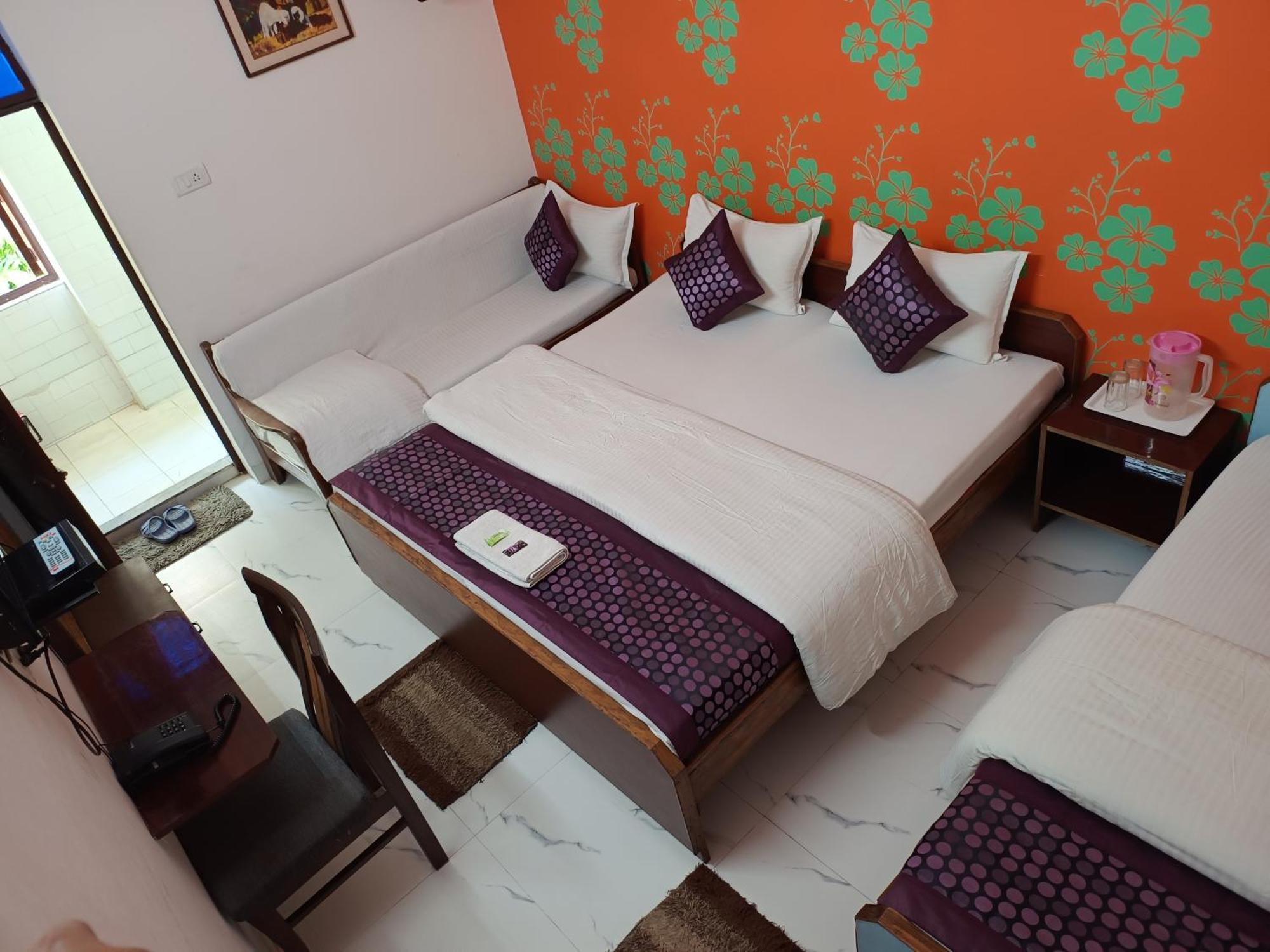 Hotel Majors Den New Delhi Bagian luar foto